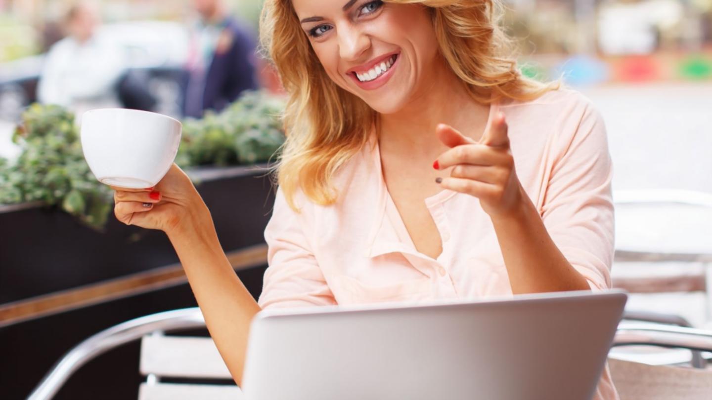 Dashboard présentant des indicateurs financiers et graphiques de performance en temps réel